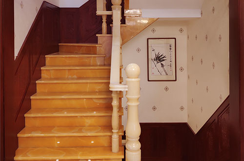 佛罗镇中式别墅室内汉白玉石楼梯的定制安装装饰效果